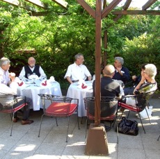 Unsere Runde im Gastgarten II.jpg