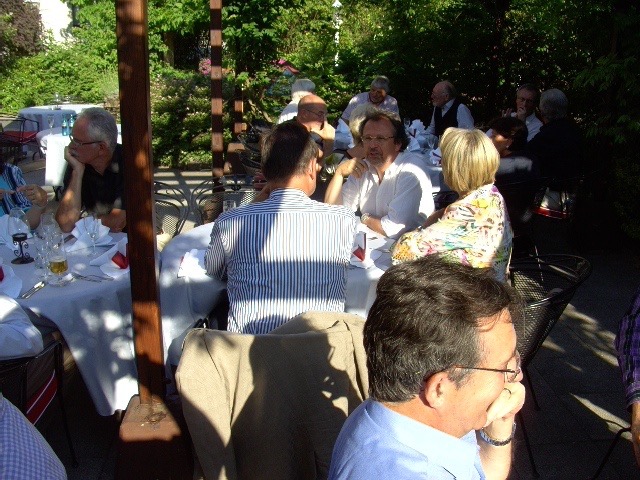 Unsere Runde im Gastgarten III.jpg