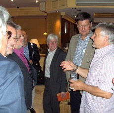 Der harte Kern am Ende des Fests.jpg