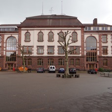 Gesamtansicht mit Autos und Müllcontainer