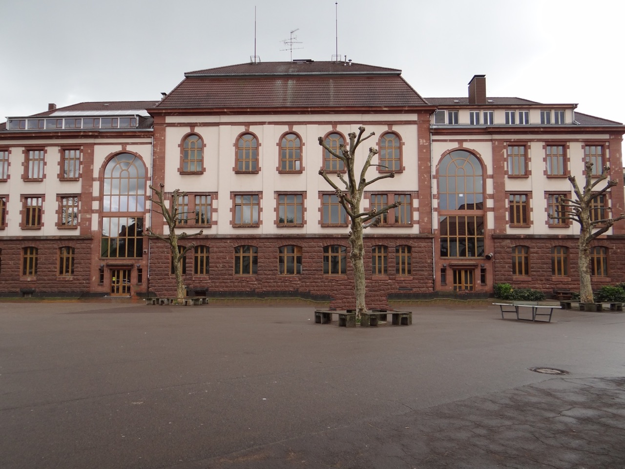 Gesamtansicht ohne Autos und Müllcontainer