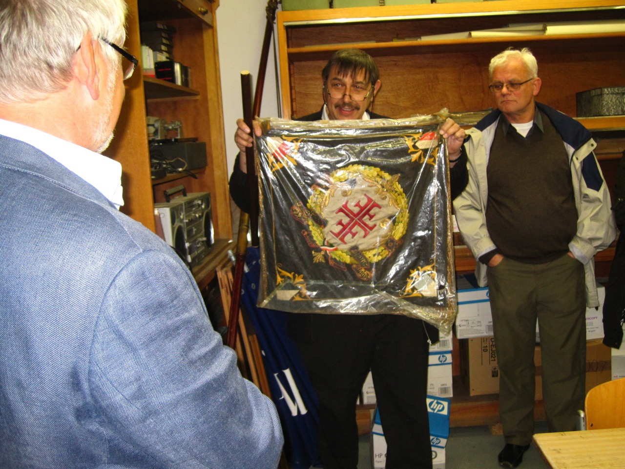 Bernhard und Herr Heger mit Schulfahne