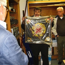 Bernhard und Herr Heger mit Schulfahne