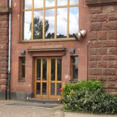 Rechte Tür zum Schulhof